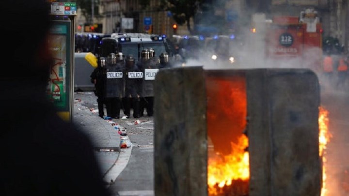 Φλέγεται η Καταλονία – Σφοδρές συγκρούσεις διαδηλωτών με αστυνομικούς – Η Μαδρίτη στέλνει την πολιτοφυλακή  – ΦΩΤΟ – ΒΙΝΤΕΟ