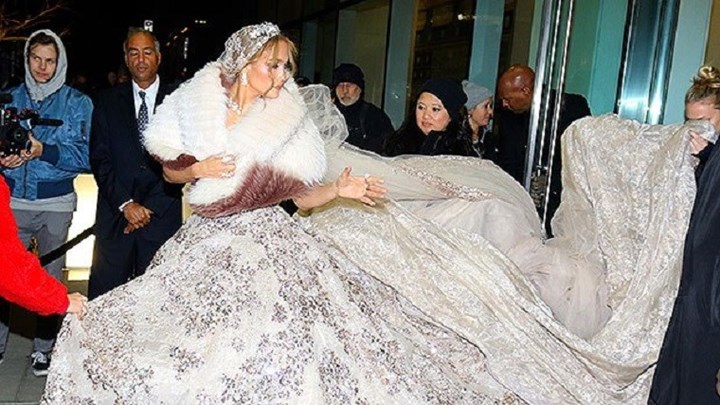 Με εντυπωσιακό νυφικό η JLO στα γυρίσματα της νέας της ταινίας – ΒΙΝΤΕΟ