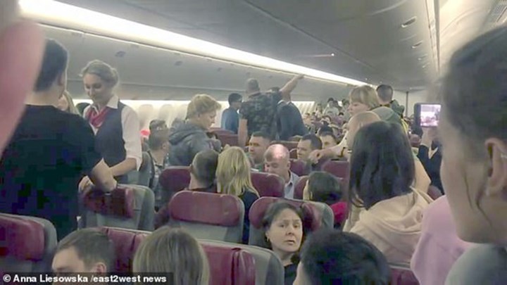 Πτήση από την κόλαση – Ο καβγάς μεταξύ μεθυσμένων επιβατών και ο 30χρονος που επιχείρησε να ανοίξει την πόρτα του αεροσκάφους στα 33.000 πόδια – ΒΙΝΤΕΟ