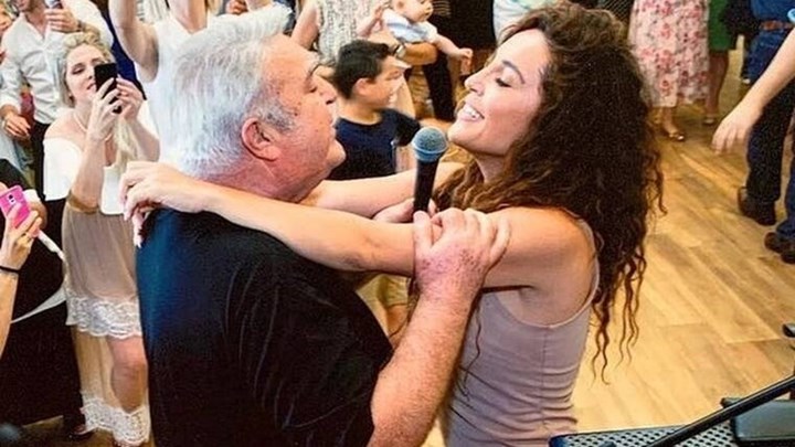 Συγκινητική εμφάνιση του Πασχάλη Τερζή σε live εμφάνιση της κόρης του – Τραγούδησαν μαζί – BINTEO