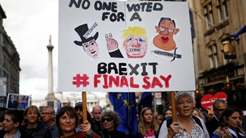 “Πλημμύρα” διαδηλωτών στο Λονδίνο κατά της συμφωνίας για το Brexit – ΒΙΝΤΕΟ