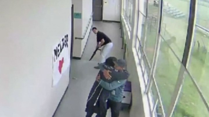 Καθηγητής αφοπλίζει μαθητή σε σχολείο του Όρεγκον – Τον κρατούσε αγκαλιά για να ηρεμήσει – ΒΙΝΤΕΟ