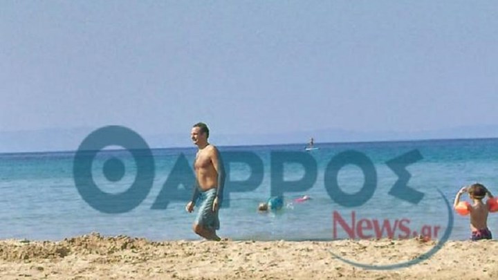 Για μπάνιο στην Καλογριά ο Κυριάκος Μητσοτάκης – ΦΩΤΟ