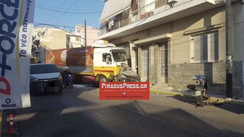 Σοκαριστικό τροχαίο στον Πειραιά – Φορτηγό έπεσε πάνω σε αυτοκίνητο και το διέλυσε – ΦΩΤΟ