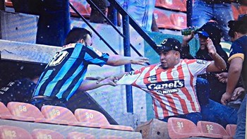 Σκηνές χάους σε γήπεδο στο Μεξικό: Ανελέητο ξύλο μεταξύ οπαδών – Έτρεχαν να σωθούν γυναίκες και παιδιά – ΒΙΝΤΕΟ