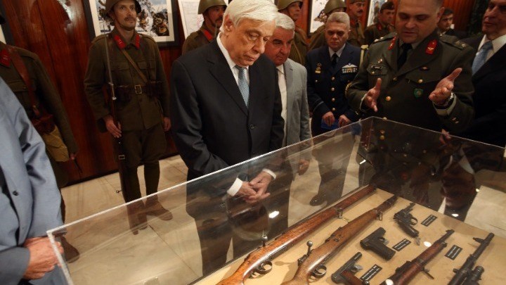 Ο Προκόπης Παυλόπουλος εγκαινίασε έκθεση με προσωπικά αντικείμενα πεσόντων του 1940 – Το μήνυμα στην Αλβανία