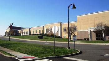 Επίθεση σε Αφροαμερικανή έφηβη στο σχολείο της – Δύο 17χρονοι ούρησαν πάνω της