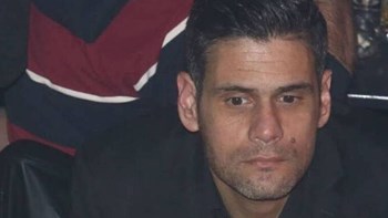 Συντετριμμένος ο Δημήτρης Ουγγαρέζος στην κηδεία της μητέρας του – ΦΩΤΟ