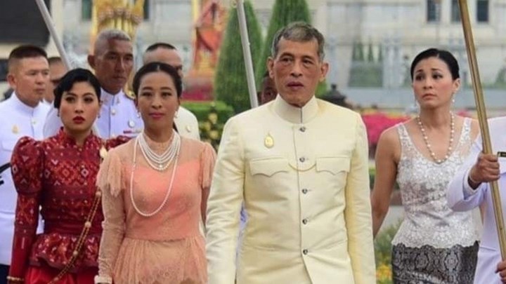 Ο βασιλιάς της Ταϊλάνδης αφαίρεσε τους τίτλους και τα αξιώματα από την επίσημη ερωμένη του – ΒΙΝΤΕΟ