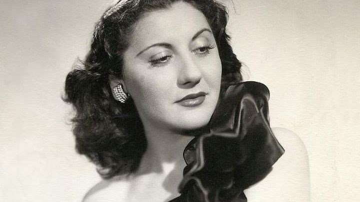 Σοφία Βέμπο: Πώς έγινε η “τραγουδίστρια της νίκης” – H ζωή και η καριέρα της κορυφαίας ερμηνεύτριας που ταυτίστηκε με το έπος του ’40 –  ΦΩΤΟ – ΒΙΝΤΕΟ