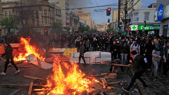 “Καζάνι που βράζει” η Χιλή: Στους 12 οι νεκροί – Εκατοντάδες τραυματίες