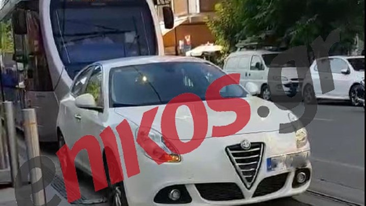 Βραβείο αναισθησίας: Πάρκαρε το αυτοκίνητο… στις ράγες του τραμ – ΦΩΤΟ αναγνώστη