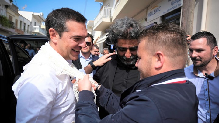Φόρεσαν σαρίκι στον Τσίπρα και τον κέρασαν ρακή – ΦΩΤΟ