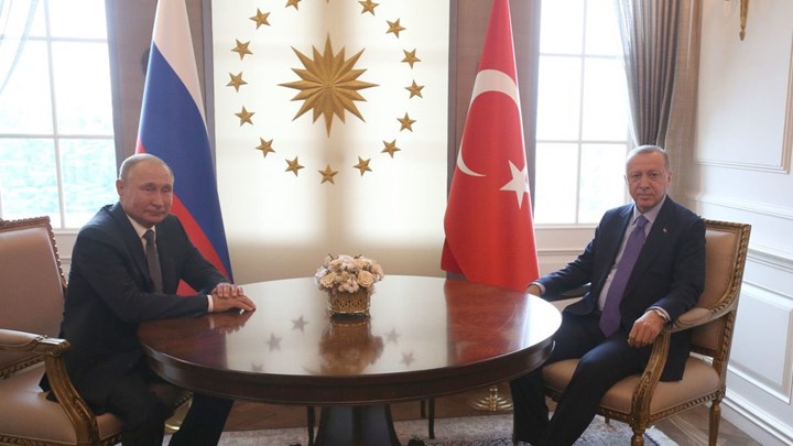 Με τέτοιο πλούσιο μπουφέ αξίζει η πολύωρη αναμονή για τους δημοσιογράφους που καλύπτουν τη συνάντηση Πούτιν-Ερντογάν – ΒΙΝΤΕΟ