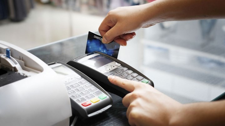 Κρυφός φόρος πίσω από τις πληρωμές με κάρτα – Η παγίδα με τις e- αποδείξεις