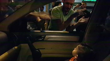 Διαδηλωτές τραγούδησαν το “Baby Shark” σε παιδάκι που φοβήθηκε από τα συνθήματα – ΒΙΝΤΕΟ