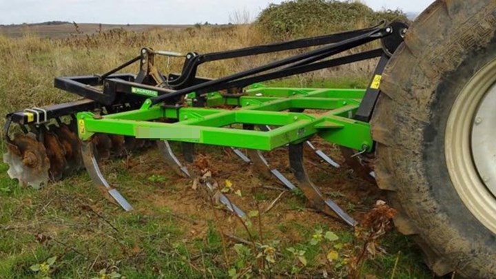 Όργωνε το χωράφι του και βρήκε… αρχαίο άγαλμα