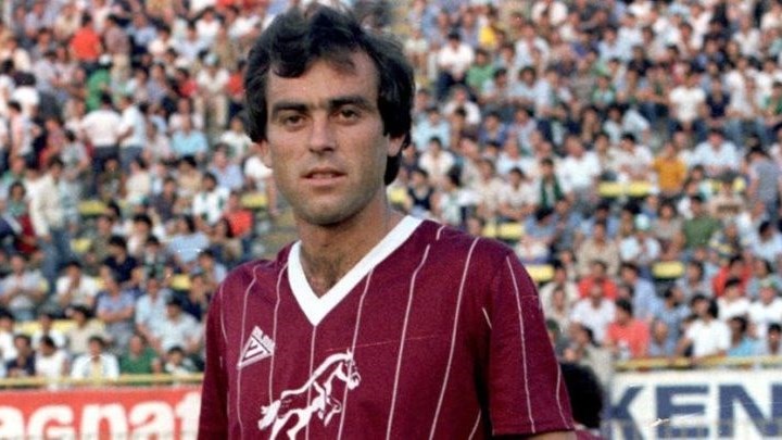 “Ήρθε η ώρα του Γιάννη Βαλαώρα” – Η εντυπωσιακή ιστορία πίσω από το σύνθημα για τον παλαίμαχο άσο της Λάρισας