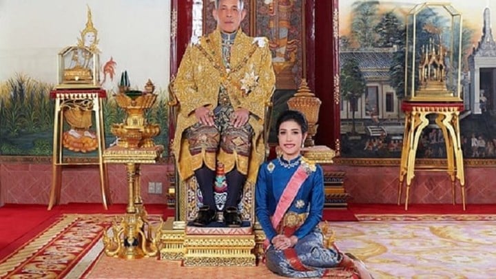 Μετά την… απόλυση της παλλακίδας του ο βασιλιάς της Ταϊλάνδης “ξήλωσε” 6 αξιωματούχους – ΦΩΤΟ – ΒΙΝΤΕΟ