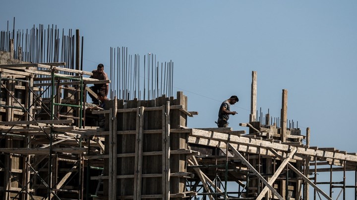 Τα οφέλη από το “πάγωμα” του ΦΠΑ στις οικοδομές: Πόσο θα μειωθούν οι τιμές – Τι ισχύει για την έκπτωση φόρου από τις εργασίες επισκευής