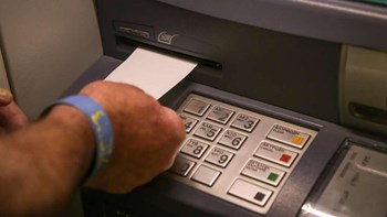 Χρεώσεις τραπεζών: Πώς και πόσο επιβαρύνονται οι καταναλωτές – Τι συμβαίνει στο εξωτερικό