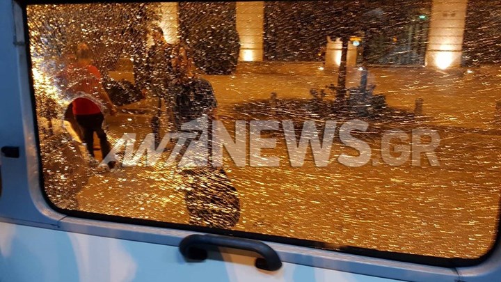 Επίθεση με μπουκάλι σε λεωφορείο στη Συγγρού  – Δύο τραυματίες – ΦΩΤΟ