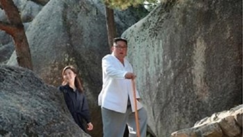 Σπάνια εμφάνιση της συζύγου του Κιμ Γιονγκ Ουν τέσσερις μήνες μετά την… εξαφάνισή της