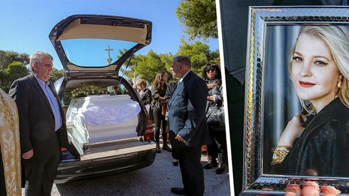 Ράγισαν καρδιές στην κηδεία της Σοφίας Κοκοσαλάκη: Τραγικές φιγούρες οι γονείς και τα αδέλφια της – Συγκλόνισε ο επικήδειος του νονού της – ΦΩΤΟ