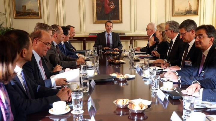 Προς μείωση οι χρεώσεις – Τι συζητήθηκε στη συνάντηση Μητσοτάκη-τραπεζιτών