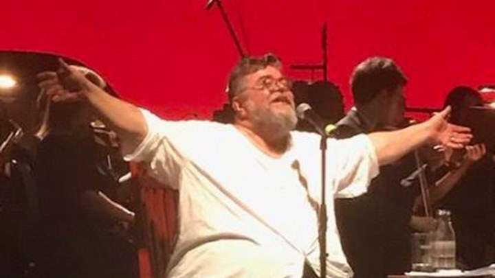 Ο Κραουνάκης μάγεψε το κοινό της Θεσσαλονίκης με… Επίσημο Ένδυμα