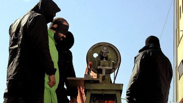 Οι δικαστικές αρχές του Ιράν ακρωτηρίασαν και τα δύο χέρια ενός άνδρα που ομολόγησε 28 κλοπές