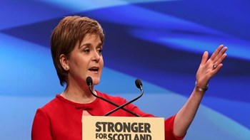 The Sun: Η Στέρτζον προέτρεψε τον Κόρμπιν να ταχθεί υπέρ της διεξαγωγής προώρων εκλογών στη Βρετανία