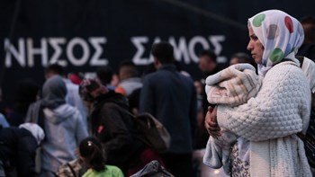 Έφτασαν στον Πειραιά πρόσφυγες και μετανάστες από Λέσβο και Χίο