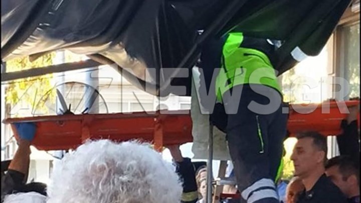 Με ελαφρά τραύματα ο άνδρας που έπεσε από μπαλκόνι πολυκατοικίας στο Γαλάτσι – ΦΩΤΟ