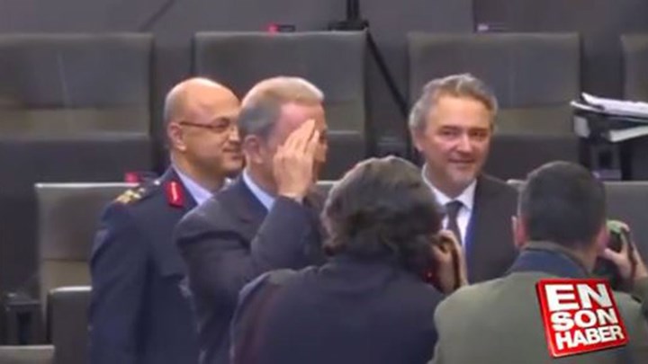 Ο στρατιωτικός χαιρετισμός του Χουλουσί Ακάρ στη σύνοδο των υπουργών Άμυνας στο ΝΑΤΟ – ΦΩΤΟ – ΒΙΝΤΕΟ