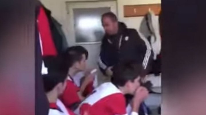 Βίντεο που σοκάρει: Προπονητής χαστουκίζει τους παίκτες στα αποδυτήρια – ΒΙΝΤΕΟ