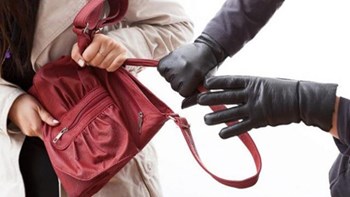 Χτύπησαν 50χρονη γυναίκα στο Μενίδι και της άρπαξαν την τσάντα