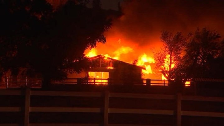 Μάχη με τις φλόγες δίνουν οι πυροσβέστες στην Καλιφόρνια – Περίπου 50 σπίτια καταστράφηκαν – ΦΩΤΟ-ΒΙΝΤΕΟ