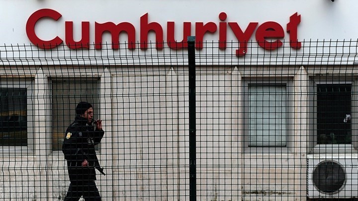 Αποφυλακίζεται ο τελευταίος εργαζόμενος της Cumhuriyet