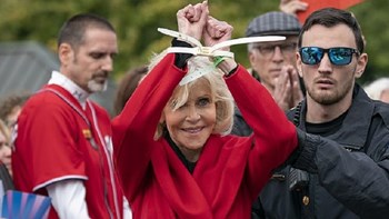 Για τρίτη φορά συνελήφθη η Τζέιν Φόντα έξω από το Καπιτώλιο – Δείτε γιατί – ΦΩΤΟ – ΒΙΝΤΕΟ