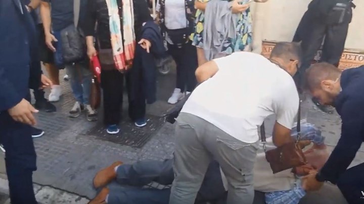 Απρόοπτο κατά τη βόλτα του Μητσοτάκη στην Αριστοτέλους – Ηλικιωμένος έπεσε και χτύπησε ενώ περίμενε να τον χαιρετήσει – ΒΙΝΤΕΟ