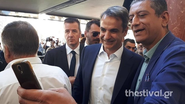 Η βόλτα του Μητσοτάκη στην Αριστοτέλους, οι selfies και η αποκάλυψη για τον τραυματισμό του – ΦΩΤΟ – ΒΙΝΤΕΟ