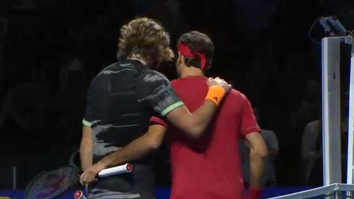 Πάλεψε ο Τσιτσιπάς, αλλά ο Φέντερερ ήταν ασταμάτητος – Νίκη με 2-0 σετ για τον θρυλικό Ελβετό