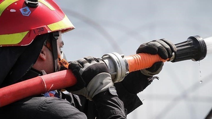 Συναγερμός για φωτιά σε βιομηχανία στο Ηράκλειο – Εργάτης υπέστη εγκαύματα