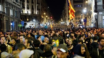 Εκατοντάδες χιλιάδες υπέρμαχοι της ανεξαρτησίας της Καταλονίας στους δρόμους της Βαρκελώνης