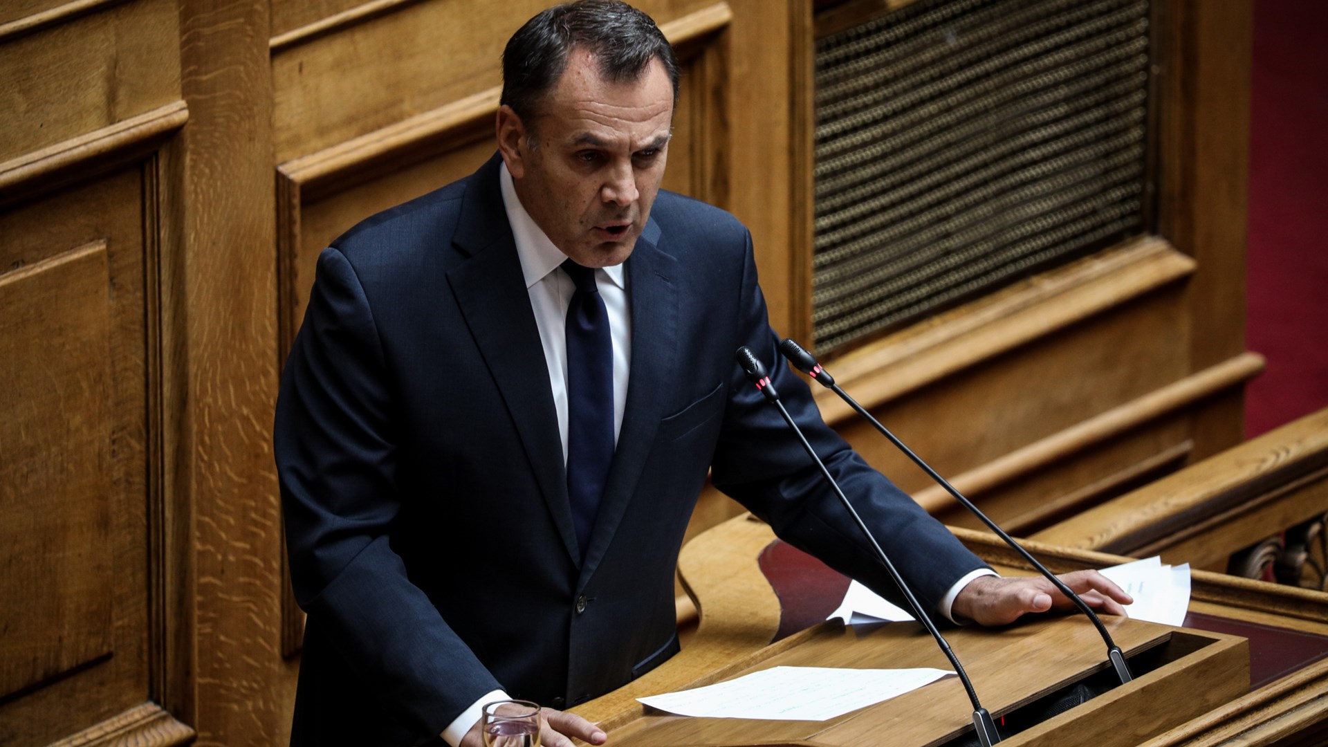 Στο νοσοκομείο ο υπουργός Εθνικής Άμυνας έπειτα από τσίμπημα μέλισσας – Τι έγραψε στο Twitter