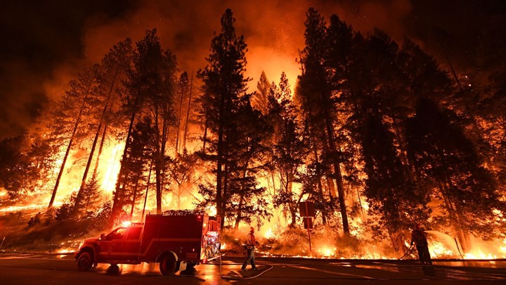 Πύρινος «εφιάλτης» στην Καλιφόρνια – Περίπου 180.000 άνθρωποι κλήθηκαν να εγκαταλείψουν τα σπίτια τους