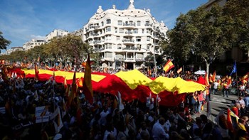 Ογκώδης διαδήλωση των υπέρμαχων της ενότητας στη Βαρκελώνη