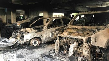 Στις φλόγες τυλίχθηκαν οκτώ αυτοκίνητα στη Θεσσαλονίκη – Μεγάλες ζημιές – ΦΩΤΟ – ΒΙΝΤΕΟ