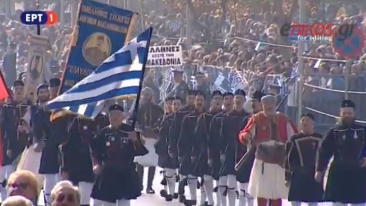Το πλακάτ στη στρατιωτική παρέλαση της Θεσσαλονίκης που συζητήθηκε – ΒΙΝΤΕΟ